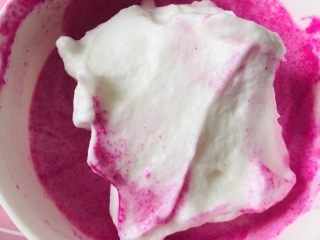 9、火龙果溶豆,在取三分之一蛋白倒入火龙果里搅拌均匀