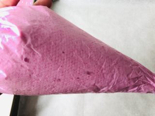 11、火龙果溶豆,将搅拌好的火龙果糊装入裱花袋