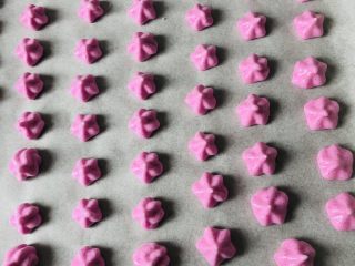 12、火龙果溶豆,挤豆豆的时候一定要快，这时候烤箱可以100度预热