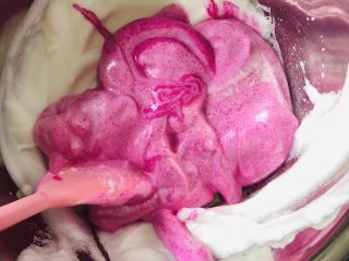 10、火龙果溶豆,最后将火龙果糊倒入剩下的蛋白里，以Z形快去搅拌