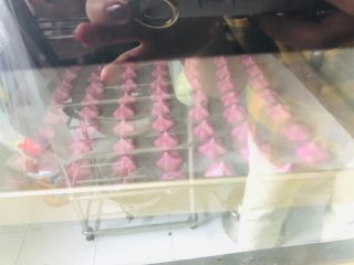 13、火龙果溶豆,将挤好的豆豆放进烤箱里，100度上下火烤50分钟