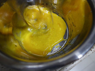 2、8个月以上辅食蛋黄溶豆,两个蛋黄放置成常温打发