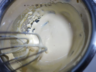 3、8个月以上辅食蛋黄溶豆,打发至蛋黄提起来的蛋黄液不容易消失就可以了