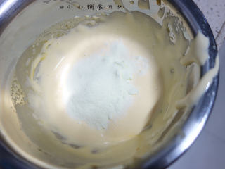 4、8个月以上辅食蛋黄溶豆,筛入婴儿奶粉