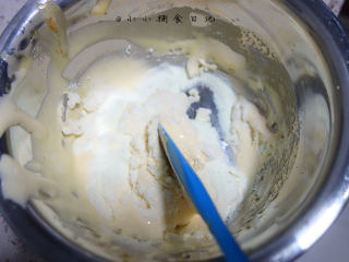 5、8个月以上辅食蛋黄溶豆,用刮刀拌匀，用j字翻拌