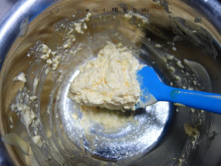 6、8个月以上辅食蛋黄溶豆,最后碾压一下，以免有奶粉颗粒存在