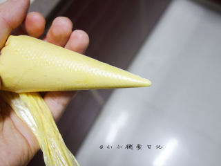 7、8个月以上辅食蛋黄溶豆,装入裱花袋，前面剪一个很小的口