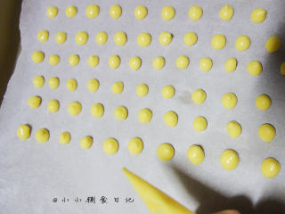 8、8个月以上辅食蛋黄溶豆,烤盘铺上油纸，一个个挤上去，大概黄豆大小就可以了