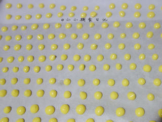 9、8个月以上辅食蛋黄溶豆,溶豆之间要有一定的距离以免粘连，等都挤好了慢慢会变圆的，上面的小尖尖也会没有掉