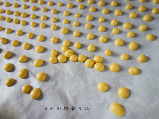 11、8个月以上辅食蛋黄溶豆,	烤熟的溶豆是不粘油纸的 很容易拿下来