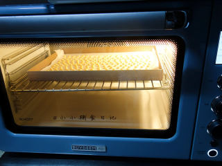 10、8个月以上辅食蛋黄溶豆,烤箱95度预热，烤大概25分钟，这要看你溶豆多大，小一点容易熟，大一点可以延长一些时间