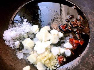 4、鲶鱼炖豆腐,锅中倒入油加热放入花椒和大料炸香再放入姜粒、蒜片、糖爆香