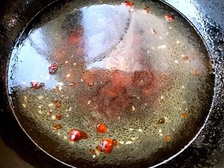 5、鲶鱼炖豆腐,放入料酒、一品鲜酱油翻炒入味添加清水