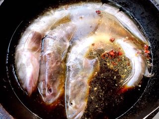 6、鲶鱼炖豆腐,放入鲶鱼大火开启炖鱼模式