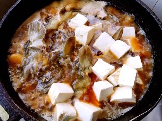 7、鲶鱼炖豆腐,鲶鱼炖至10分钟放入豆腐同时放入盐接着炖