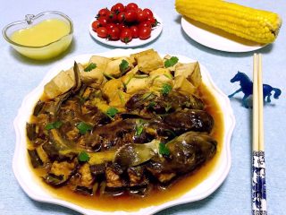 11、鲶鱼炖豆腐,鲶鱼的营养价值很高鱼刺少适合老人和宝宝食用