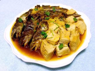 9、鲶鱼炖豆腐,鲜美可口的鲶鱼炖豆腐盛入盘中