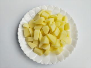 2、肉末土豆泥,土豆洗干净，去皮，切块。