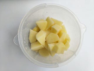 3、肉末土豆泥,放入辅食机中