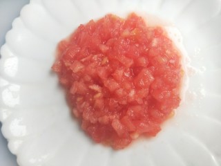 5、肉末土豆泥,在蒸土豆的同时准备其它材料，西红柿去皮，剁末