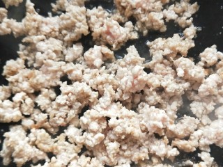 12、肉末土豆泥,准备热锅热油，放入肉末翻炒至变色