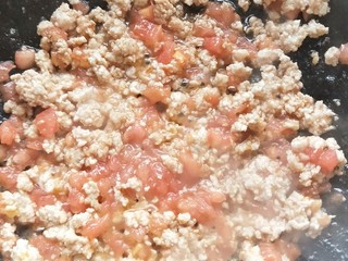 13、肉末土豆泥,再加入西红柿炒出沙