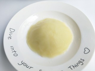 16、肉末土豆泥,再把土豆泥取出放入盘中压实