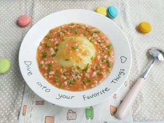 17、肉末土豆泥,把肉末酱淋在土豆泥上面，撒上葱花即可