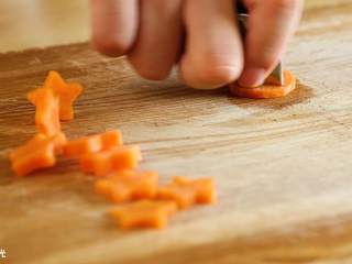 3、24m+足球便当,胡萝卜切片，压花~