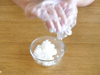 5、24m+足球便当,把米饭团成球形，放在生菜上备用~