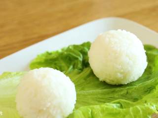 6、24m+足球便当,把米饭团成球形，放在生菜上备用~