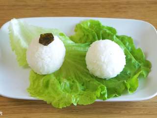 8、24m+足球便当,把海苔贴在饭团上~