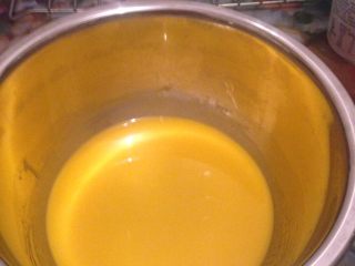 1、酸奶云朵戚风,先分离蛋黄与蛋清，是三个蛋黄与五个蛋清的量^o^