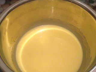 2、酸奶云朵戚风,在蛋黄中加入45g色拉油，搅拌均匀，再加入酸奶100g，搅拌均匀^o^