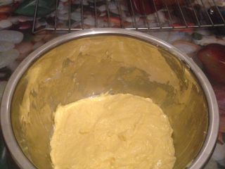 3、酸奶云朵戚风,搅拌好的蛋黄液中筛入80g低筋面粉，用手持打蛋器画8字形搅拌成均匀细腻的蛋黄糊^o^