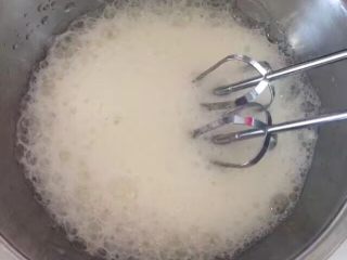 4、酸奶云朵戚风,打发蛋清至鱼眼粗泡，开始加入细砂糖15g，50g细砂糖分三次加入蛋清液体^o^