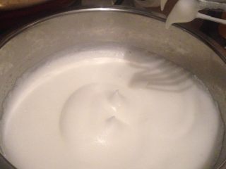 5、酸奶云朵戚风,打至细腻状态时，加入15g细砂糖^o^