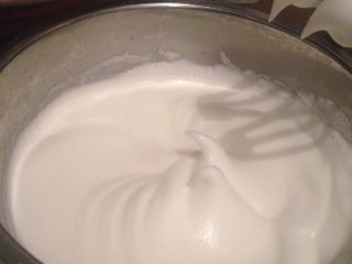 6、酸奶云朵戚风,第三次加入20g细砂糖^o^