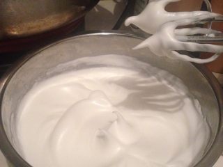 7、酸奶云朵戚风,打发到蛋白有纹路不轻易消失状态，打蛋器稍有阻碍提起来有直立的尖角说明蛋白打发成功^o^