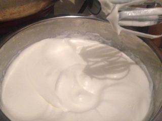 8、酸奶云朵戚风,蛋白打完之后，电动打蛋器一边旋转一边提起打蛋器，打蛋器空转之后会甩掉附着在它上面的蛋白，留在蛋白盆里面^o^