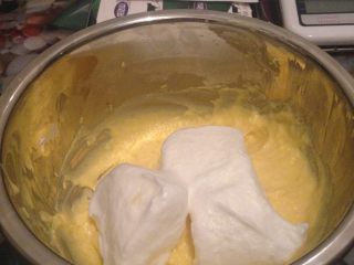 9、酸奶云朵戚风,分两次混合蛋黄糊与蛋白霜，先将1/3的蛋白霜加入到蛋黄糊中翻拌均匀^o^