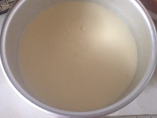 11、酸奶云朵戚风,翻拌均匀的面糊倒入8寸活底模具，震出气泡^o^