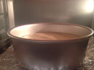 12、酸奶云朵戚风,烤箱150°C预热10分钟，模具下面垫一张锡纸，放入烤箱中下层上下烘烤160°C40分钟^o^