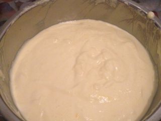 10、酸奶云朵戚风,翻拌均匀的面糊再倒回剩余的2/3蛋白霜中^o^