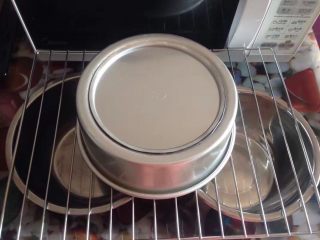 13、酸奶云朵戚风,烤好的蛋糕出炉震模倒扣晾凉^o^