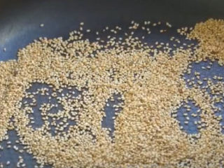 2、紫薯芝麻饼,我买的是生芝麻，所以要提前炒一下，炒的时候锅里不需要油，小火煸炒几分钟，出香味就可以了