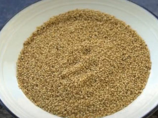 3、紫薯芝麻饼,芝麻炒熟放凉备用