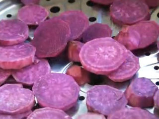 5、紫薯芝麻饼,紫薯上锅，大火隔水蒸熟，可以用筷子挫下试试，一挫就烂，就可以了。