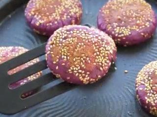 15、紫薯芝麻饼,紫薯饼做好了，颜色很漂亮很有食欲，浓浓的紫薯味中还有一点奶香味，饿的时候吃还管饱，减肥必备