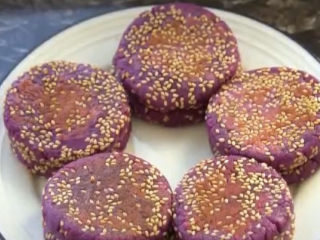 16、紫薯芝麻饼,这个紫薯饼还很适合小朋友吃，家里有小朋友的可以试试这个做法。